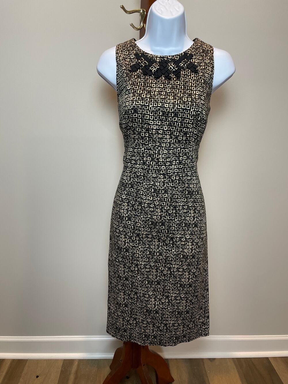 Jones New York Size 8 Black Sheath Dress with Tan Geometric Design